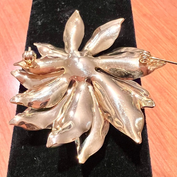 Poinsettia Brooch / Pin, Cream Color Swirled Enamel Gold Tone Christmas, Holiday - Picture 8 of 9